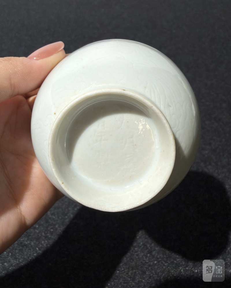 清早期 白釉暗刻海水江崖纹杯一对 - 图11